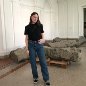  - Mörkblå Voyage Sandard jeans från Weekday, använda fåtal gånger