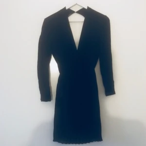  - FÅ FYRA VALFRIA PLAGG FÖR 200 kr!! Bara intresserad av ett plagg, PMa!   Svinsnygg klänning från mango. Använd 1 gång pga fel storlek..