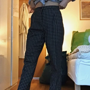  - rutiga kostymbyxor från monki!!! supersköna och i riktigt bra skick, säljer endast jag inte får användning av dem längre. kan mötas upp i lund annars frakt på 58 kr 💌
