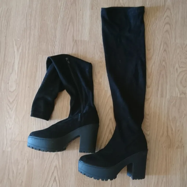 Black overknee boots in stretchy material. Heavy plateau, 10 cm heel.. Skor.