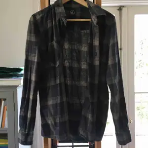 Flannelskjorta i snygga färger från Volcom.