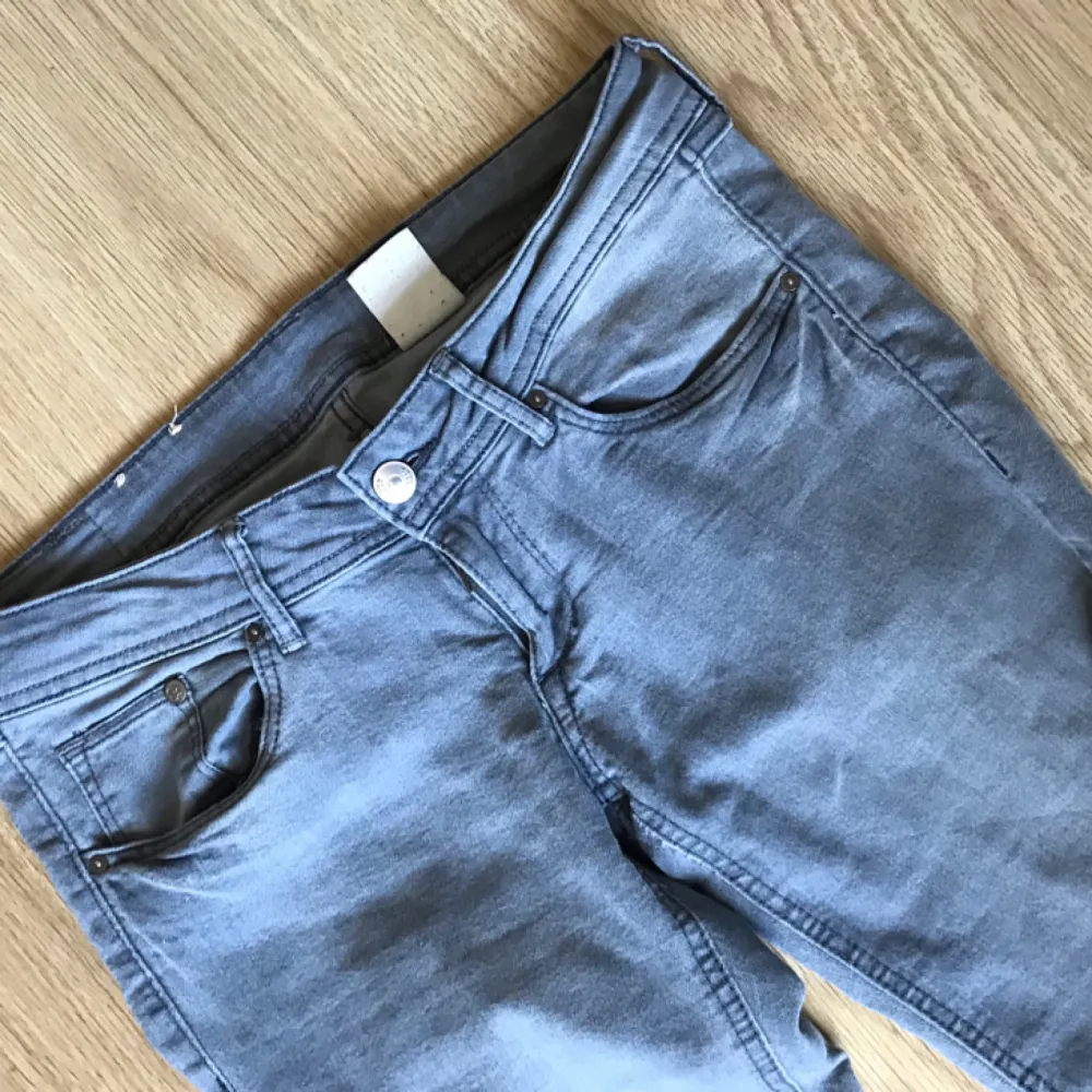 Gråa låg-midjade jeans. Köparen står för frakt, annars möts jag upp i Stockholm (City, Södermalm). Jeans & Byxor.