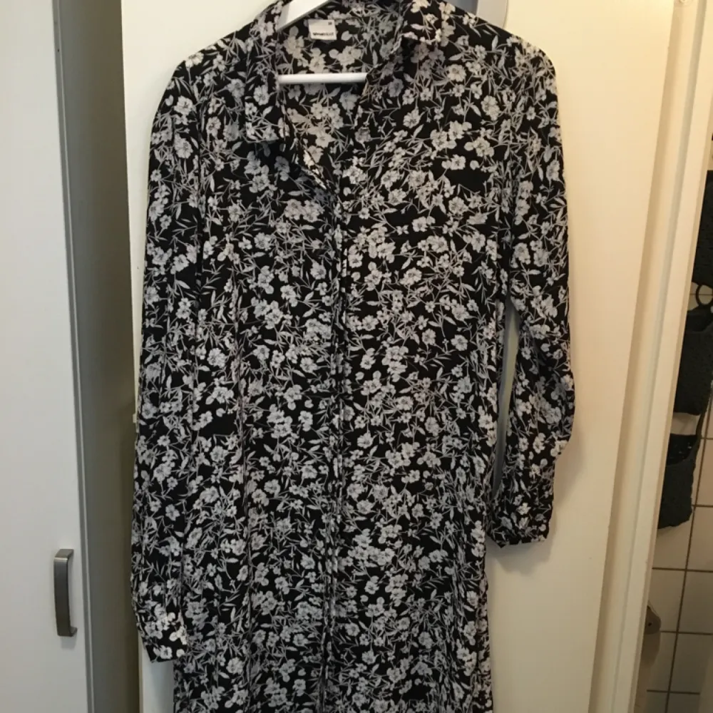 Fin blommig blus med knäppning hela vägen. Går till ovanför knäna på mig som är 170cm. Använd högst 2-3 gånger. Köparen står för ev frakt :). Blusar.