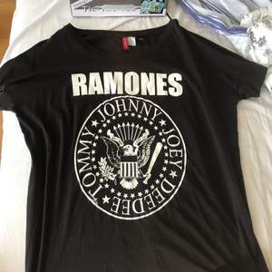 Ramones tröja från h&m. Storlek XS men känns betydligt större.
