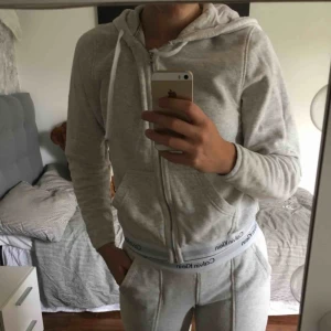  - Nu säljer jag mitt Calvin Klein dress för 500kr är mjuka inuti från början kostade dom båda ihop 1500kr och man kan köpa tröjan för sig själv och byxorna för sig själv om man vill 