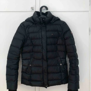  - Hilfiger denim jacka  Använd 2 vintrar men andra året använde jag den väldigt snålt Nyskick och det är väldigt bra kvalité på jackan Nypris 1800kr  Löstagbar luva samt ”päls”, jag har aldrig använt jackan med ”pälsen” så den är helt ny