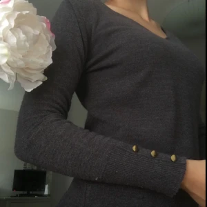  - Jättefin tröja med knappar på armarna o v-ringning. 