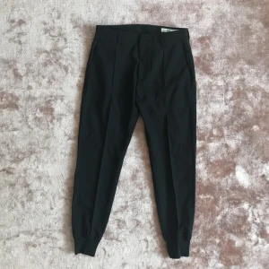  - Kostymbyxor med mudd nertill 