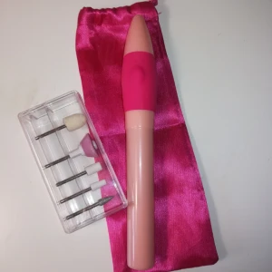  - Elektrisk nagelfil med olika typer av filar. Batteridriven. Endast använd någon enstaka gång. 