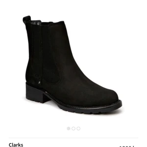  - Klassiska boots från Clarks. 100% skinn. Endast använda vid några tillfällen. Mycket fint skick! Frakt 58 kr eller hämtas i Västerås 