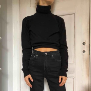  - Snygg stickad polo, kort i modellen. Köpt secondhand. 