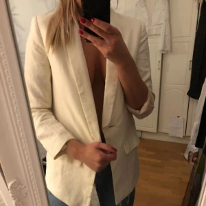  - Snygg vit linnekavaj. Helt ny med prislapp kvar på. 