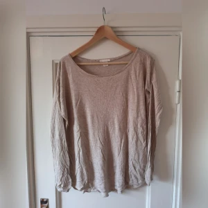  - Beige tunn tröja. 