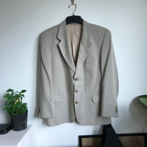  - Beige kavaj köpt i Spanien. Frakt tillkommer