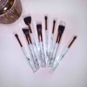  - Helt nya (inte ens testade) 4 små och 4 stora sminkborstar med vit marmor, supersnygga! Säljer pga dubbelköp! 