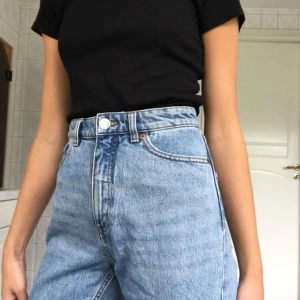  - Ljusblåa jeans från Monki