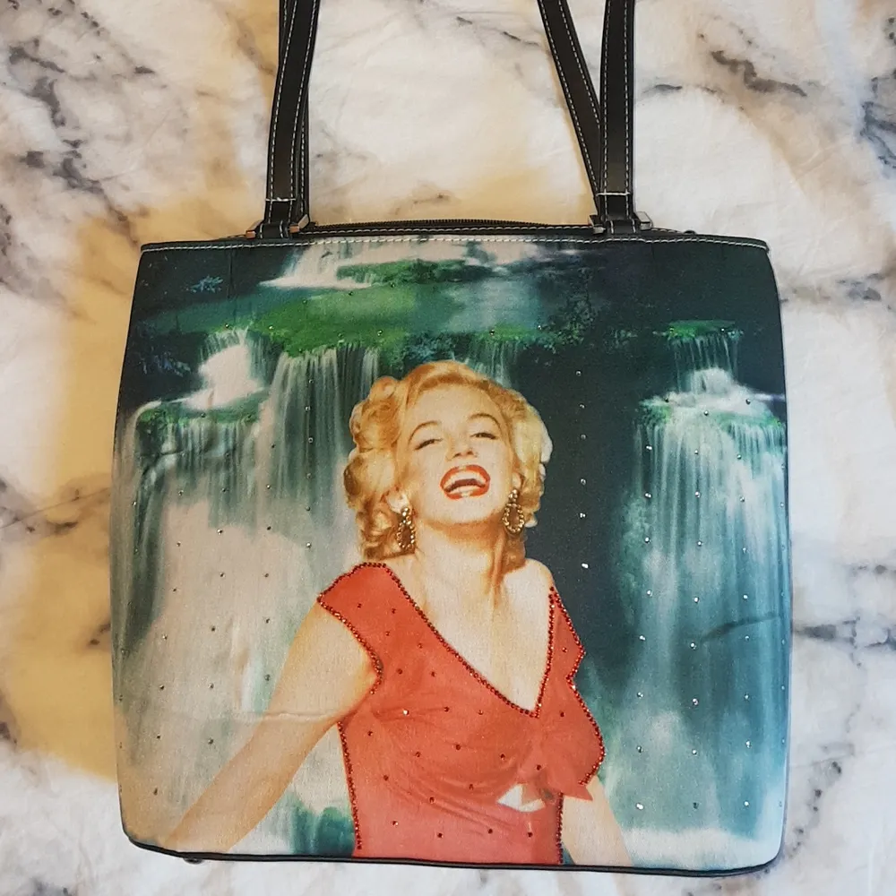 Säljer en jättefin rymlig Marilyn Monroe väska, har tyvärr aldrig kommit till användning så säljer den till någon som förhoppningsvis kommer ha mer användning för den. . Väskor.