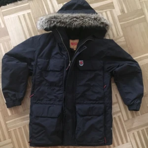  - Herrjacka med päls. Storlek XS men känns större som L/XL. Svart. Har många fickor. Top skick! Inga skavanker. Jättevarm!