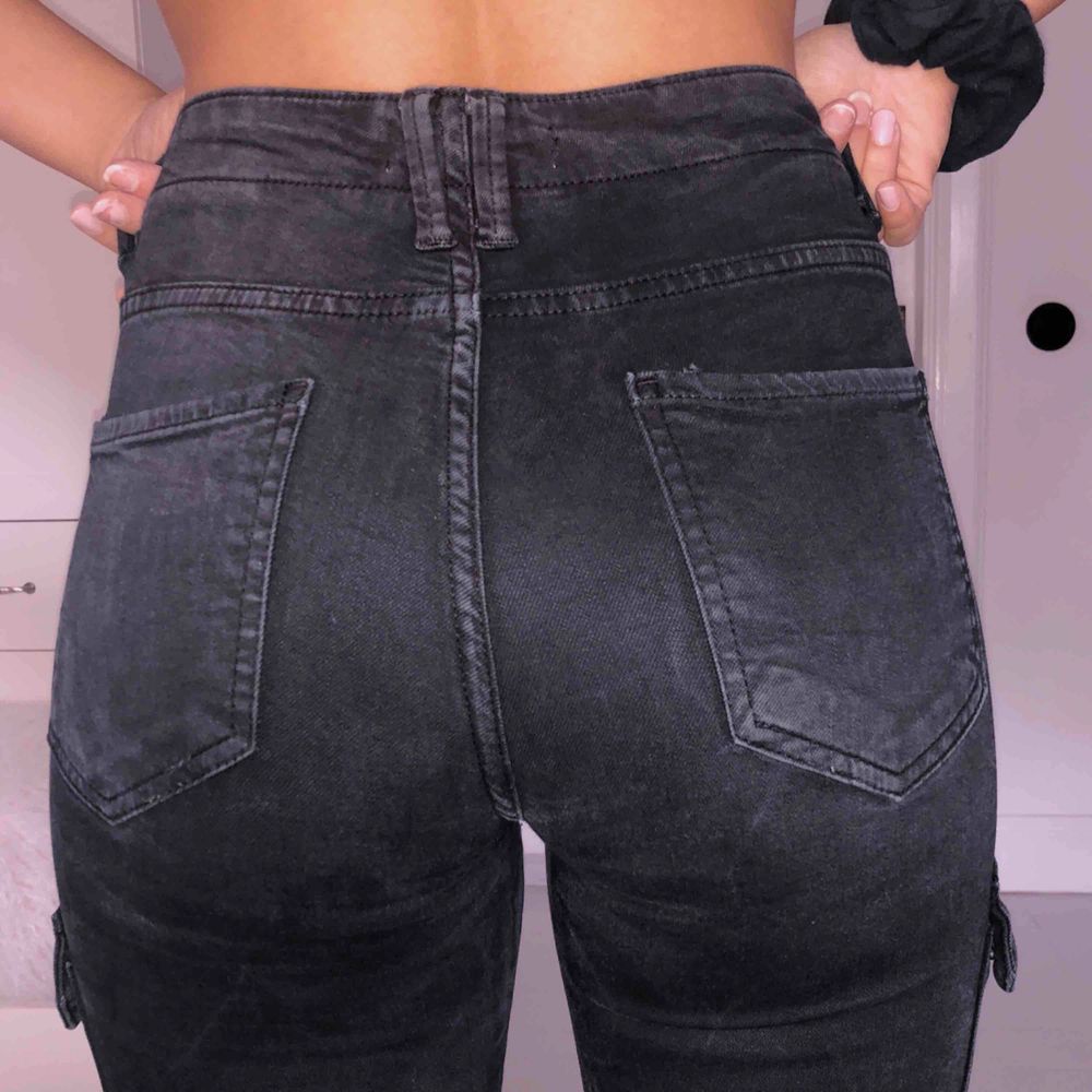 Cargo jeans från zara med fickor på låren, i en svart/grå färg. Vanliga tighta jeans dvs ingen bootcut. Frakt tillkommer & betalning sker via swish! (Mer info i beskrivningen). Jeans & Byxor.