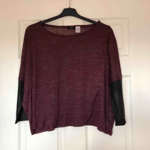  - Snygg tunn långärmad topp i vinröd färg. Ev frakt tillkommer 19 kr ☘️