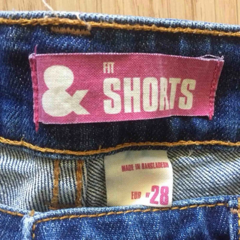 Säljer shortsen för dem är för små!. Shorts.