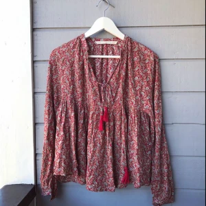  - Snygg Boho-chic topp ifrån Zara. Snören med tofsar som går att knyta som man själv önskar. I superfint skick. 💗 Så fin verkligen! 