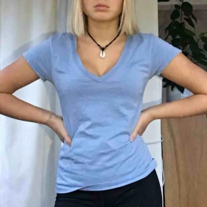  - Supersnygg tisha med fin urringning. Från Acne. Köparen står för frakt💘💘