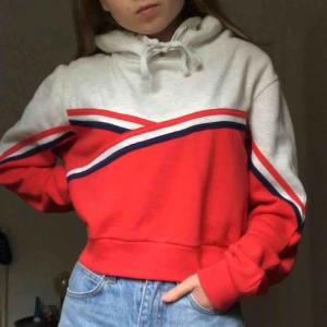 - Världens mysigaste sweatshirt som inte riktigt är min stil längre, därför säljer jag den! Ganska kort i modellen. Köparen står för frakt!:)