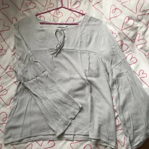  - blus från lager 157 som inte kommer till användning längre. är som M/L i storleken. köparen står för frakten.