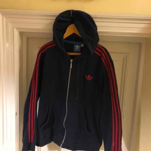  - Fet hoodie med dragkedja från adidas i snyggt urtvättat skick. Kan hämtas i Uppsala eller skickas mot fraktkostnad 