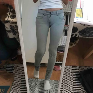 - Gråa Tiger of Sweden jeans, modell Slender. Mina absoluta favoritjeans som blivit för små.