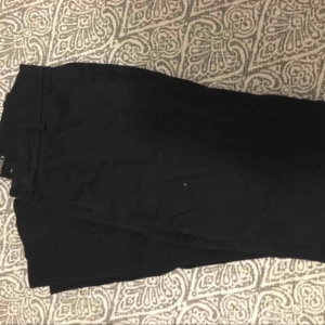  - Ett par mörkblåa kostymbyxor från Lindex i modell ”Iris”, storlek 36. Sparsamt använda och är därför i bra skick. Fraktar helst!