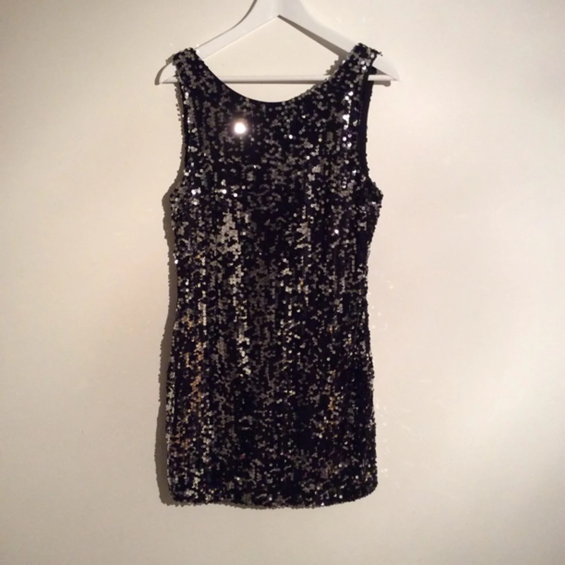 Svart/silvrig paljettklänning med djup rygg från Gina Tricot. Använd vid ett tillfälle. - 1393274902