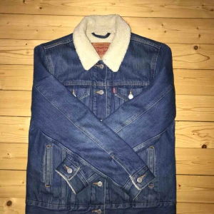  - Fodrad levis jeans jacka, bra skick,varm