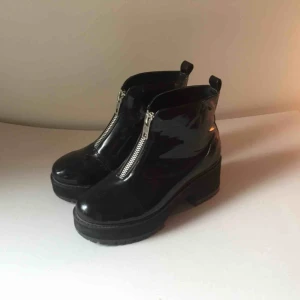  - glansiga boots i skinnimitation från asos! använda ett par gånger, lite små märken men inget som syns om man inte kollar väldigt noga. står storlek 6 (39) i men tkr de är lite små i storlek så mer som 38,5!