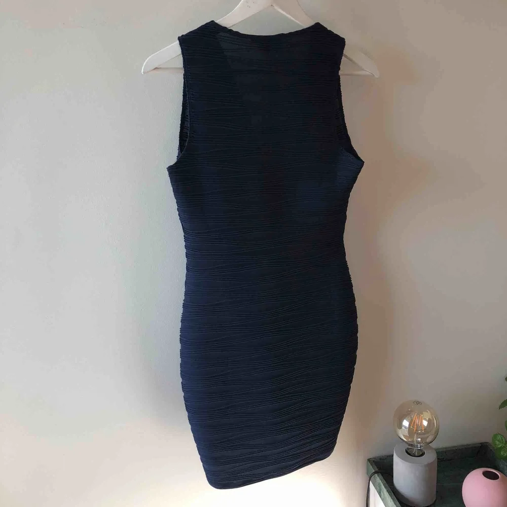Figursydd marinblå klänning med stripes. Kan mötas upp i Stockholm alternativt skickas med post (köparen står för frakt) ✨. Klänningar.