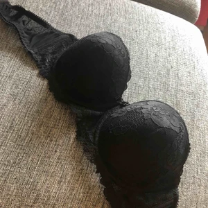  - Svart bandlös spets bh från England, aldrig använd (klippt av banden så den är perfekt att ha under offshoulder tex). Älskar att den har breda band, sitter bra på! 