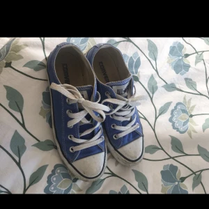  - Fina converse i superfint skick i storlek 36. Säljer dem då dem är för små för mig nu. 