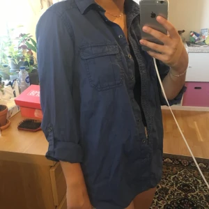  - Snygg blå skjorta från Gina! Frakt ingår i priset om vi inte kan mötas upp I Lund! 