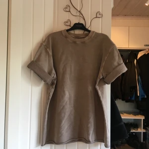  - Tjockare tröja tidigare långärmad men klippt och upprullad. En favvo länge men används aldrig mer. Färgen är mittemellan de 2 första bilderna och den sista. Frakt tillkommer 😊