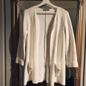  - Jättefin vit kofta från GinaTricot! Köper står för frakten!