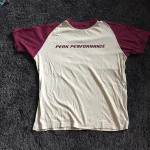 T-shirt från Peak Performance. Säljer för att jag inte använder den längre. 🌻 köparen betalar frakten