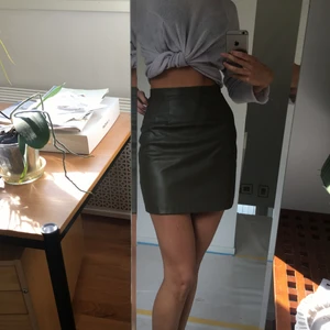  - Kjol i skinnimitation  militär grön S