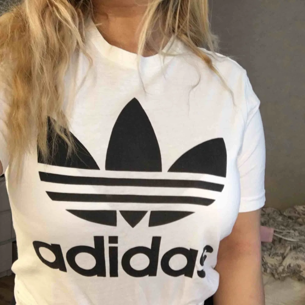 Adidas t-shirt i storlek S ”killstorlek”, inga hål och är som nytt. Passar till alla. Vid fler frågor kontakta mig. Frakten ligger på 39 kr 🍒. T-shirts.