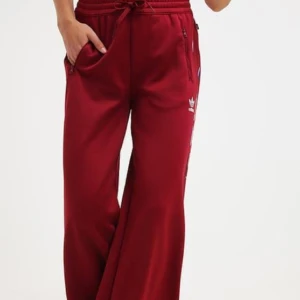  - Rita Ora x Adidas sailorpants. Cool modell, använda med några noppor på sina ställen och en reva i ena benet (se bild). Det ör dock inte något som syns vid användning och de är i övrigt fräscha. Köpare betalar frakt! 