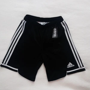  - Adidas shorts inköpta på Humana. Har inte använt dom själv då jag köpte fel storlek. Skriven storlek är XS men kan användas av dom som har upp till storlek M, beroende på hur tight eller löst du vill att de ska sitta. 150kr inklusive frakt.