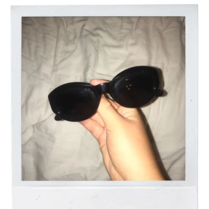  - Balla solglasögon i svart! Frakt är inräknat!