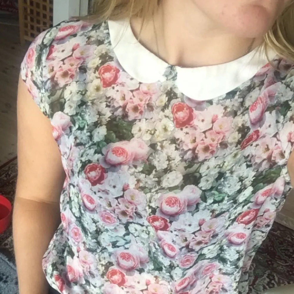 Fin blus från Zara! 🌺  nästan aldrig använd så den är i jättefint skick! . Blusar.