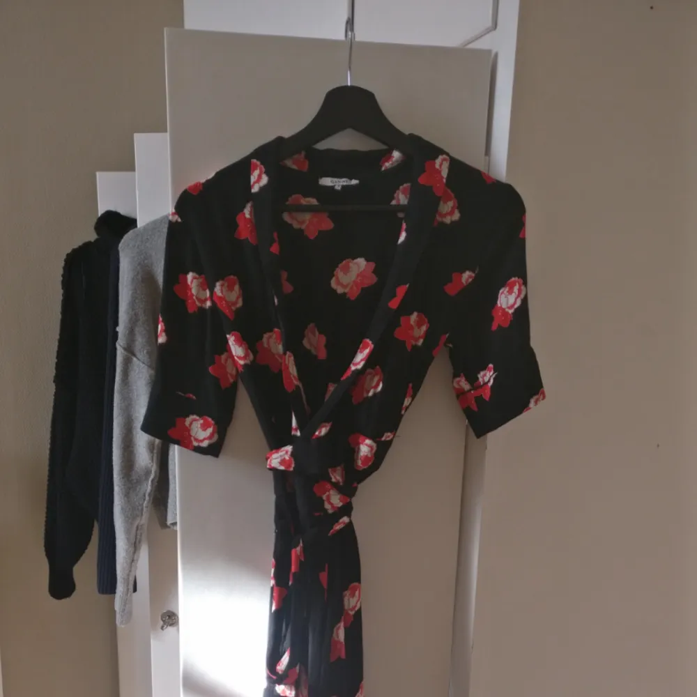 Assnygg wrap dress från Ganni som jag tyvärr måste inse inte passar min stil. Klänningar.