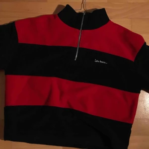  - Röd/blå iets.. Frans fleece tröja från Urban Outfitters i storlek L